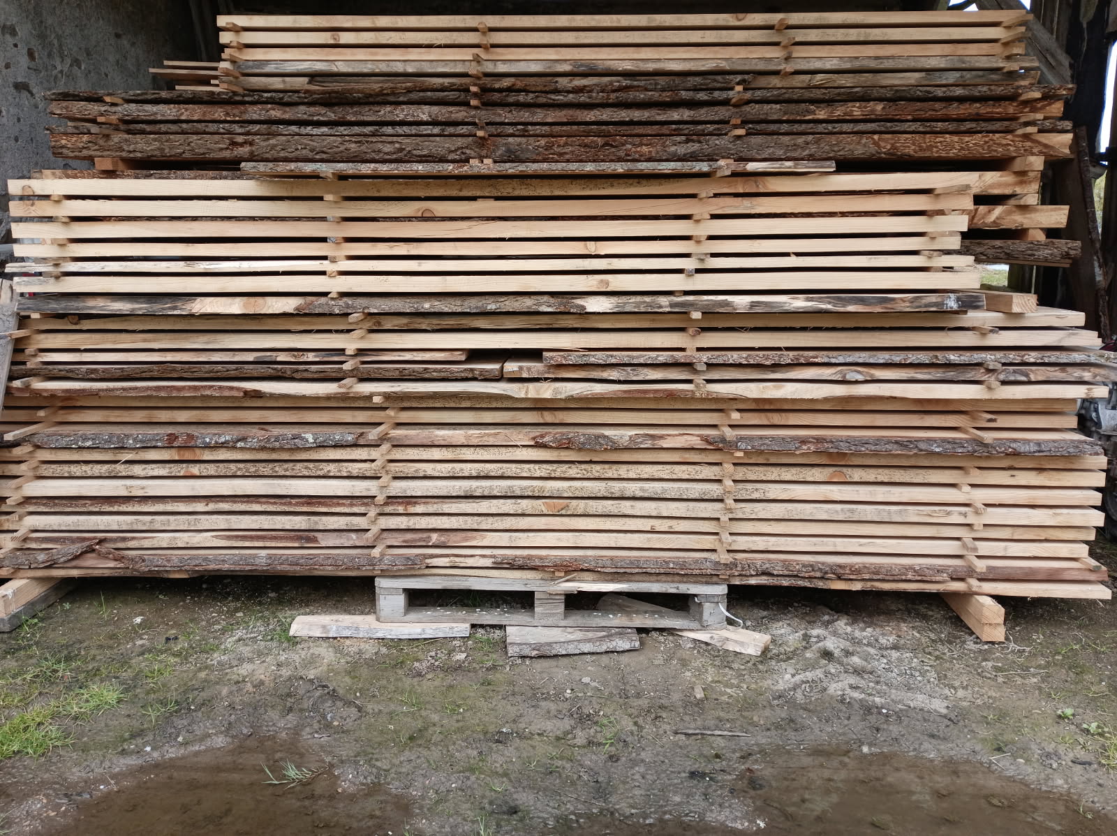 Exemple de rangement bois sur palette et épingler